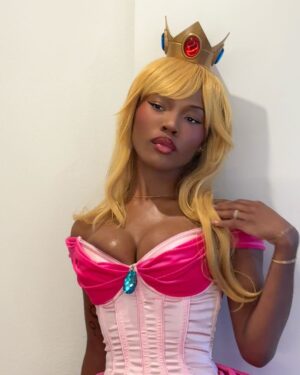 Quen Blackwell Instagram - Went to a video game convention with my homegirl dressed as Princess Peach and Princess Daisy 🍑🌼. Talked to gamers, entered a cosplay competition, and… you’ll have to watch to find out how it went 💋

COMMENT WHICH CONVENTION I SHOULD CRASH NEXT👀👀👀 (this is a series now)