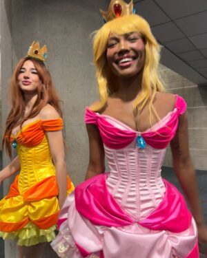 Quen Blackwell Instagram - Went to a video game convention with my homegirl dressed as Princess Peach and Princess Daisy 🍑🌼. Talked to gamers, entered a cosplay competition, and… you’ll have to watch to find out how it went 💋

COMMENT WHICH CONVENTION I SHOULD CRASH NEXT👀👀👀 (this is a series now)