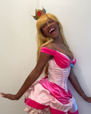 Quen Blackwell Instagram - Went to a video game convention with my homegirl dressed as Princess Peach and Princess Daisy 🍑🌼. Talked to gamers, entered a cosplay competition, and… you’ll have to watch to find out how it went 💋

COMMENT WHICH CONVENTION I SHOULD CRASH NEXT👀👀👀 (this is a series now)