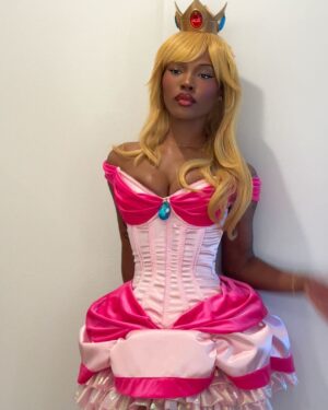 Quen Blackwell Instagram - Went to a video game convention with my homegirl dressed as Princess Peach and Princess Daisy 🍑🌼. Talked to gamers, entered a cosplay competition, and… you’ll have to watch to find out how it went 💋

COMMENT WHICH CONVENTION I SHOULD CRASH NEXT👀👀👀 (this is a series now)