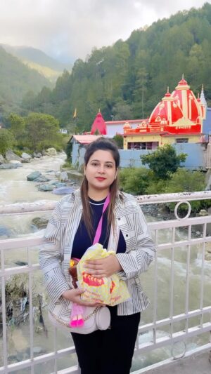 Rachana Singh Instagram - ❤️🧡⛰️🗻🍀🍀🌼🌼⭐️⭐️⭐️⭐️⭐️🙏🏻🙏🏻 #neemkarolibaba #jaibajrangbali #kainchidham