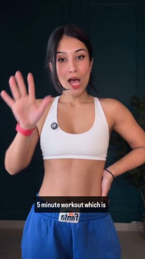 Radhika Bose Instagram - It only takes 5 minutes and burns a lot of calories 🔥🔥
@yogasini 
#yogasini
.
.
.
.
#athomeworkouts #workoutroutine #fullbodyworkout #reelkarofeelkaro #5minworkout #burncalories