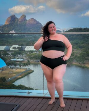 Rafaela Ferreira Instagram - Rio, seu lindo! Cheguei, quanta beleza!!! A carioca, que hoje mora longe, morre de saudade.

Amanhã tem bate-papo performático no @institutoarteiros no festival @corposvisiveis , espero por vocês. ❤️