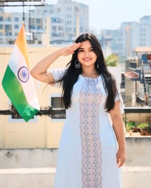 Rajeshwari Kharat Instagram - उत्सव तीन रंगाचा, आभाळी आज सजला, नतमस्तक मी त्या सर्वांसाठी.. ज्यांनी भारत देश घडवला… प्रजासत्ताक दिनाच्या शुभेच्छा ! 🇮🇳🇮🇳🇮🇳