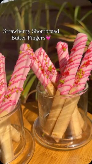 Rakhee Vaswani Instagram - Valentines special Strawberry Shortbread Butter Fingers 🩷For your loved ones to experience the
sweetness of your love😍

Comment ‘❤️’ for Recipe💓

(Trending reels, trending sounds, valentines day, valentines recipe, live recipe, recipe for you)

#chefrakheevaswani #love #valentinespecial #homemadecookies #valentinesrecipe #explorepage #explore #trendingreels #viralrecipes #easybaking #valentinesrecipe #easyrecipe #fyp