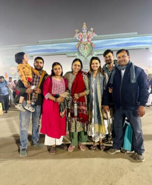 Raksha Gupta Instagram - प्रयागराज त्रिवेणी पर आस्था का महासागर महाकुंभ में 
माघ पूर्णिमा के अवसर पर पूरे परिवार के साथ स्नान एवं पूजा अर्चना की। सनातन के इस महापर्व की आप सबको बहुत बहुत बधाई। ❤️🙏🏻

#mahakumbh #kumbh #2025 #harhargange #trivenisangam #sangam #ganga #yamuna #saraswati #rakshagupta #prayagraj #family