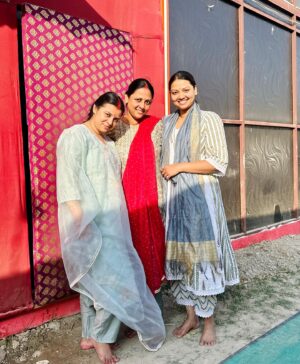 Raksha Gupta Instagram - प्रयागराज त्रिवेणी पर आस्था का महासागर महाकुंभ में 
माघ पूर्णिमा के अवसर पर पूरे परिवार के साथ स्नान एवं पूजा अर्चना की। सनातन के इस महापर्व की आप सबको बहुत बहुत बधाई। ❤️🙏🏻

#mahakumbh #kumbh #2025 #harhargange #trivenisangam #sangam #ganga #yamuna #saraswati #rakshagupta #prayagraj #family
