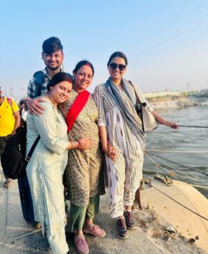 Raksha Gupta Instagram - प्रयागराज त्रिवेणी पर आस्था का महासागर महाकुंभ में 
माघ पूर्णिमा के अवसर पर पूरे परिवार के साथ स्नान एवं पूजा अर्चना की। सनातन के इस महापर्व की आप सबको बहुत बहुत बधाई। ❤️🙏🏻

#mahakumbh #kumbh #2025 #harhargange #trivenisangam #sangam #ganga #yamuna #saraswati #rakshagupta #prayagraj #family