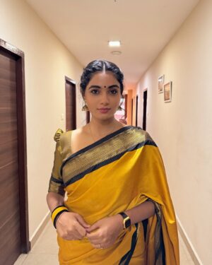 Rakshana Induchoodan Instagram - Happy Pongal and Makara Sankranti wishes 🎋🌽🌼
Filling stomach with yum ven and sakarai Pongal along with a heart full of gratitude and hope this year ahead! 🧿🙏

Bts pics of poster launch of #Marudham 
@_haritha_i_ 

P.s saree is stolen from mom’s cupboard 👀