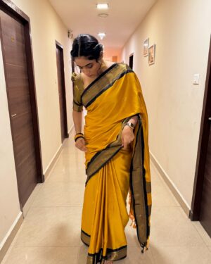Rakshana Induchoodan Instagram - Happy Pongal and Makara Sankranti wishes 🎋🌽🌼
Filling stomach with yum ven and sakarai Pongal along with a heart full of gratitude and hope this year ahead! 🧿🙏

Bts pics of poster launch of #Marudham 
@_haritha_i_ 

P.s saree is stolen from mom’s cupboard 👀