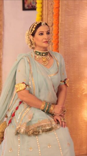 Rakshanda Khan Instagram - Love the vibe of this look!!!! 
Styling @nishabedii
#drkarunatomar #janamjanamkasaath 
#ootd #traditional #gajra #mathapatti