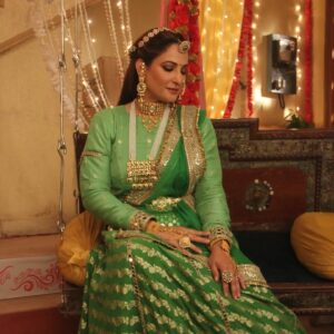 Rakshanda Khan Instagram - Make 'em go green with envy
#DrKarunaTomar #janamjanamkasaath @dangal_tv_channel 
Styling @nishabedii