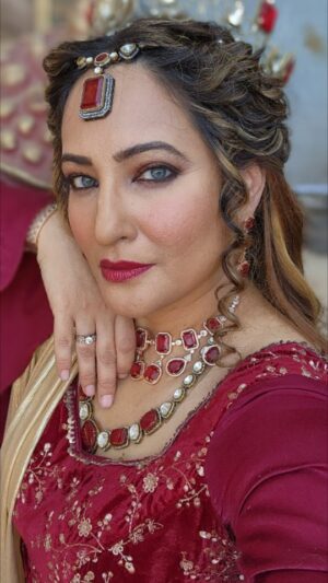 Rakshanda Khan Instagram - Long scenes mean when your co stars are shooting their close ups, you have enough time to sneak out and click some photos of the new hairstyle you decided to try! I'm not a very big fan of curly hair but just this once I thought I'd give it a try. What do u think 
#hairtransformation #newlook #makeupandhair