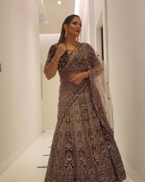 Rakshanda Khan Instagram - "I want people to see the dress, but focus on the woman" Vera Wang
MU @jyotsanaakaurr 
Hair @streetlights_makeup_studio1
Outfit courtesy @whitehangerofficial