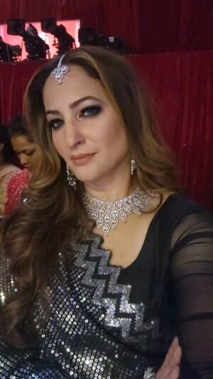 Rakshanda Khan Instagram - 2022 , you have been good to me. 
2023 , here's hoping you will be even better. New year resolutions are just not my thing!  I guess I was never ' resolute' enough 😋😋 but there is definitely need to change things around, Amp up things, turn around what is not required. So here's hoping that the New year will bring more connection, maybe even correction. More fun, less glum, let's have a happy happy happy holiday season!
