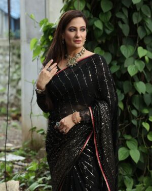 Rakshanda Khan Instagram - One of the last looks we did for JayaLaxmi. So much more that we wanted to say and do, but still grateful for the love and time we had
Photography @pappu.gupta.549 and @leenabalodi who spent the entire day just clicking photos of every single actor on set.
Jewellery borrowed from Ugra Choubey's jewellery box
Last photo of a person I totally wanna whack for being such a pain throughout the show 
#terebinajiyajayena #jayalaxmipratap #zeetv #dailysoap