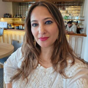 Rakshanda Khan Instagram - All it takes is a good hair day and awesome friends around to make some amazing photos....... ummmm no I meant memories! Psssssst the photos are equally important 😄