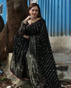 Rakshanda Khan Instagram - One of the last looks we did for JayaLaxmi. So much more that we wanted to say and do, but still grateful for the love and time we had
Photography @pappu.gupta.549 and @leenabalodi who spent the entire day just clicking photos of every single actor on set.
Jewellery borrowed from Ugra Choubey's jewellery box
Last photo of a person I totally wanna whack for being such a pain throughout the show 
#terebinajiyajayena #jayalaxmipratap #zeetv #dailysoap