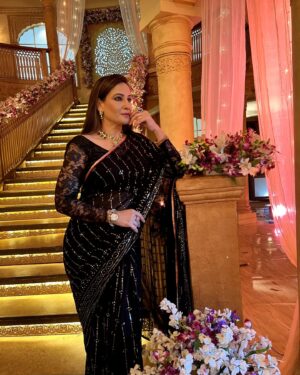 Rakshanda Khan Instagram - One of the last looks we did for JayaLaxmi. So much more that we wanted to say and do, but still grateful for the love and time we had
Photography @pappu.gupta.549 and @leenabalodi who spent the entire day just clicking photos of every single actor on set.
Jewellery borrowed from Ugra Choubey's jewellery box
Last photo of a person I totally wanna whack for being such a pain throughout the show 
#terebinajiyajayena #jayalaxmipratap #zeetv #dailysoap