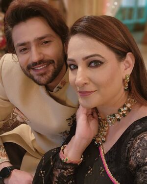 Rakshanda Khan Instagram - One of the last looks we did for JayaLaxmi. So much more that we wanted to say and do, but still grateful for the love and time we had
Photography @pappu.gupta.549 and @leenabalodi who spent the entire day just clicking photos of every single actor on set.
Jewellery borrowed from Ugra Choubey's jewellery box
Last photo of a person I totally wanna whack for being such a pain throughout the show 
#terebinajiyajayena #jayalaxmipratap #zeetv #dailysoap