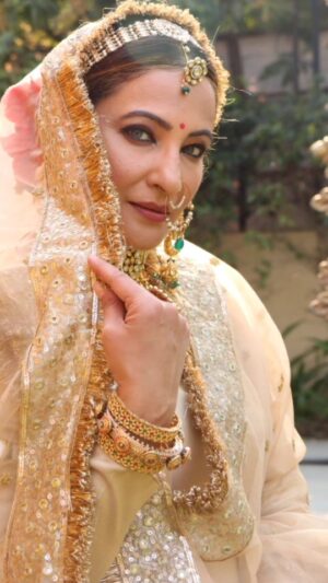 Rakshanda Khan Instagram - Miliye Dr. Karuna Tomar se, jo apne betey Abeer ki khushi ke liye vidhi ka vidhaan bhi badal degi. 14 November se raat 10baje, Janam Janam ka saath, Monday- Saturday  sirf @dangal_tv_channel  pe. 
@jaffaramir @sonalijaffar