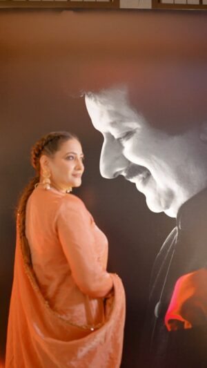 Rakshanda Khan Instagram - I need to write, but can I encapsulate emotions that are so difficult to bind into a few words or sentences? All I can say is it was honour to have known you. They don't make men like you any more @pankajkudhas I hope I can continue my association with #Khazaana for many more years and try to carry forward this legacy of magnanimity left behind by you
#khazaana #ghazalmaestro #velvetvoice 
Outfit courtesy @alpareena 
Jewellery @anmoljewellers 
MU @jidnyasa_makeup 
Hair @namitahair 
Location courtesy @tridentnarimanpoint 
Videographer @harshhariyaphotography