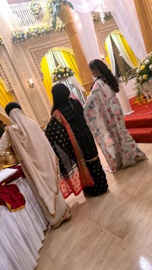 Rakshanda Khan Instagram - Jab yaadon ka pitaara khol ke baithte hain toh woh  lamhe yaad aate hain, jo aapne apne favorite logon ke saath bitayein ho. Shaayad the only set where I shot crazy amounts of stories, photos, reels. Ab saari yaadein banke phone mein qaid hain. Jab first multi hai toh dekh ke dubaara Un Lamson ko jeep lete hain. So many memories attached to each pictures, stories with each video. Hoping kissi din phir se mauka milega to have these fun times again. #terebinajiyajayena #memories #actors #friends #reels