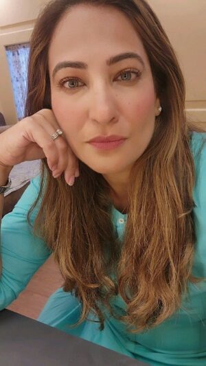 Rakshanda Khan Instagram - Lagta toh aise hai jaise timepass kar rahe hain, but hai toh ekdam dhaasu baat. There are so many people who may not like me, will I worry myself about them???? Of course in the past I did...... a lot. And then I realized my worrying didn't make them like me either, so 🤷 theek hai, you win some you loose some. The good thing about my life is my "constants" they never change. They have been there and I know they will be there. #reelsinstagram #thetruth #factoftheday #nowandforever