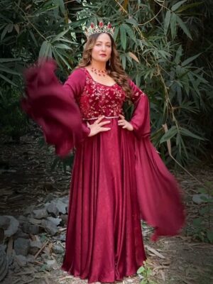 Rakshanda Khan Instagram - I can and I will........ Watch me! 
Not just a shy red rose! 
#queenhelena #queen #bossbabe #powerful #prachandashok 
@balajitelefilmslimited 
Styling and photography @anusoru