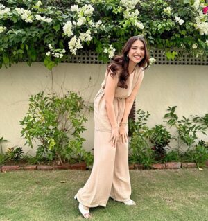 Ramsha Khan Instagram - I was laughing at @mubsher.bhatti 

Thank youu for being so awesome and styling me @mavikayani 🌹