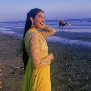 Ramsha Khan Instagram - Tabbasum’s day out. 🌊 🐫 

📸 @mubsher.bhatti 

#JannatSayAagay