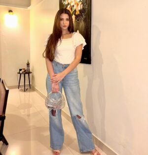 Ramsha Khan Instagram - Had to pose with my sister’s bag.

Styled by my little lion @leasha_king 🦁