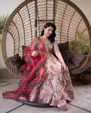 Ramsha Khan Instagram - 🎀 
#TeriMeriKahaniyaan 

👗 @hussainrehar.official @hussainrehar 
💄 @khanshoaib.thestylist 
✨ @shakethingsupbyamal @laamofficial 
📸 @mubeen_films 

#StyledByLaam