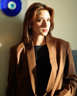 Ramsha Khan Instagram - hair was hairing this day.

Big thank you to @studiosybysyra for this outfit 🤎