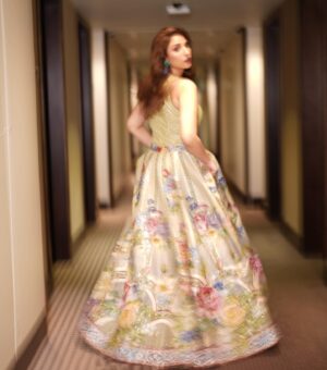 Ramsha Khan Instagram - Just wanted to come here and thank you guys for the love and support. 
Forever grateful ♥️

Thank you @ansarialert for both the @nomiansari outfits. 
🌹💐
@mubsher.bhatti for your magic ✨

📸 @yahyashots 
💎 @anayah_jewellery 
✨ @mamoontariq