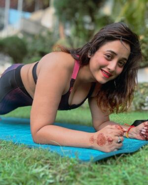 Rani Chatterjee Instagram - I am trying to stay positive, it seems very difficult but I am trying and my health update is that I have not fully recovered yet #alliswell Have to recover soon and return to work. I am fighting with my mind every day.. I am fighting with both injury and back pain 😐🫤🧿🥰