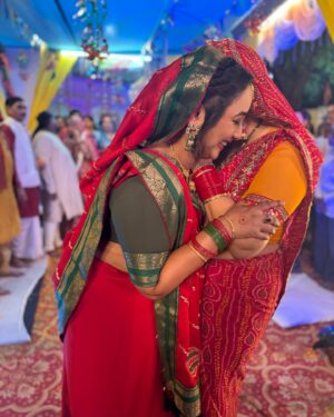 Rani Chatterjee Instagram - आम्रपाली सेट पर आई और इतना हंसा कर गई कि मैं अपने पैरों का सारा दर्द भूल गई पगली है ये Love you 🥰 @aamrapali1101