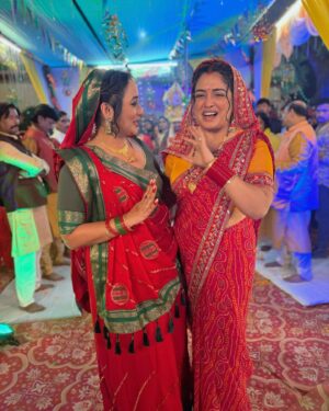 Rani Chatterjee Instagram - आम्रपाली सेट पर आई और इतना हंसा कर गई कि मैं अपने पैरों का सारा दर्द भूल गई पगली है ये Love you 🥰 @aamrapali1101