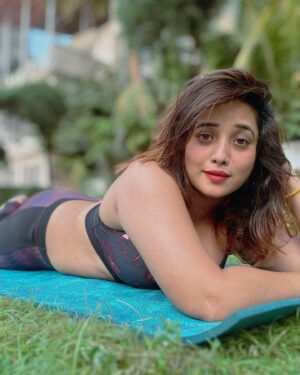 Rani Chatterjee Instagram - I am trying to stay positive, it seems very difficult but I am trying and my health update is that I have not fully recovered yet #alliswell Have to recover soon and return to work. I am fighting with my mind every day.. I am fighting with both injury and back pain 😐🫤🧿🥰