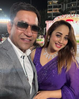 Rani Chatterjee Instagram - Happy birthday superstar Jeewan me hamesha safal rahiye aise hi pyar dete rahiye AAP JAISA STAR HAMARE BHOJPURI CINEMA KE LIYE GARV HAI  SARI HEROINO KE CHAHTE HAI AAP KYUKI AAP HAMARE SHAHRUK KHAN HAI #happybirthday