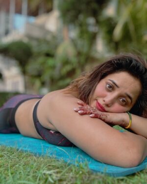 Rani Chatterjee Instagram - I am trying to stay positive, it seems very difficult but I am trying and my health update is that I have not fully recovered yet #alliswell Have to recover soon and return to work. I am fighting with my mind every day.. I am fighting with both injury and back pain 😐🫤🧿🥰