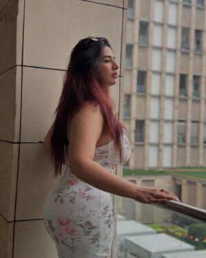 Rasha Kirmani Instagram - Summer is coming🥵🌸
.
#bodybuilding #bodybuilding #hourglassfigure⌛️ #white #rashainwhite #dolcegabbana #jimmychoo #kimkardashian #kimtaehyung #netflix
