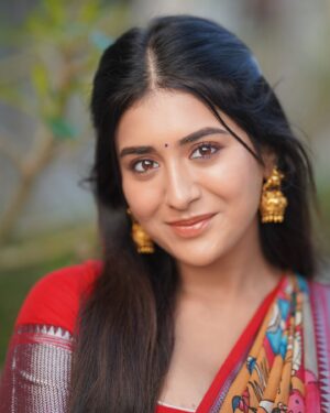 Rashi Singh Instagram - 💫🌼

Styled by - @gnan_u_ 
Outfit:- @narayanpet_outfits 
Jewellery:- @jewelplanet_
pc:- @avinash_mukkamala @itssasisasidhar