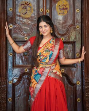 Rashi Singh Instagram - 💫🌼

Styled by - @gnan_u_ 
Outfit:- @narayanpet_outfits 
Jewellery:- @jewelplanet_
pc:- @avinash_mukkamala @itssasisasidhar