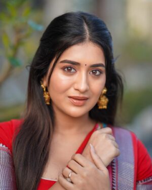 Rashi Singh Instagram - 💫🌼

Styled by - @gnan_u_ 
Outfit:- @narayanpet_outfits 
Jewellery:- @jewelplanet_
pc:- @avinash_mukkamala @itssasisasidhar