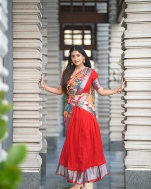 Rashi Singh Instagram - 💫🌼

Styled by - @gnan_u_ 
Outfit:- @narayanpet_outfits 
Jewellery:- @jewelplanet_
pc:- @avinash_mukkamala @itssasisasidhar