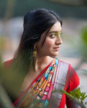Rashi Singh Instagram - 💫🌼

Styled by - @gnan_u_ 
Outfit:- @narayanpet_outfits 
Jewellery:- @jewelplanet_
pc:- @avinash_mukkamala @itssasisasidhar