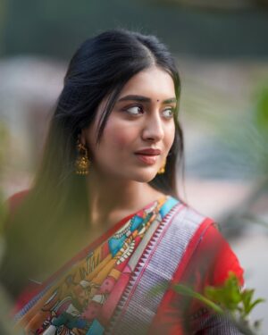 Rashi Singh Instagram - 💫🌼

Styled by - @gnan_u_ 
Outfit:- @narayanpet_outfits 
Jewellery:- @jewelplanet_
pc:- @avinash_mukkamala @itssasisasidhar