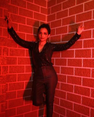 Rashmi Anpat Instagram - Tauba tauba..😛😎🖤
.
MUH- @ashishadak_makeupartist 
📷 - @vikas_bomble_photography 
.
#friday #vibes #newlook #photoshoot #westernfashion #sparkle #shine #style #curls #black #love #rashmianpat