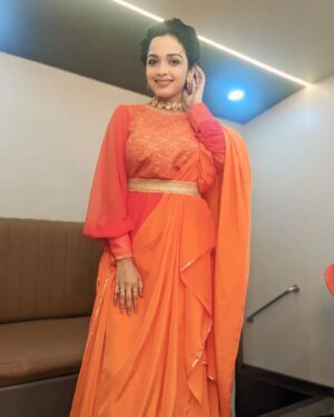 Rashmi Anpat Instagram - 🧡✨🧡
.
#goodmorning #sunday #vibes #happyme #smile #photooftheday #photoshoot #love #curlyhairgirl #rashmianpat